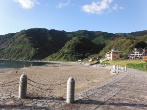 海岸の歩道と階段状の防波堤の画像10